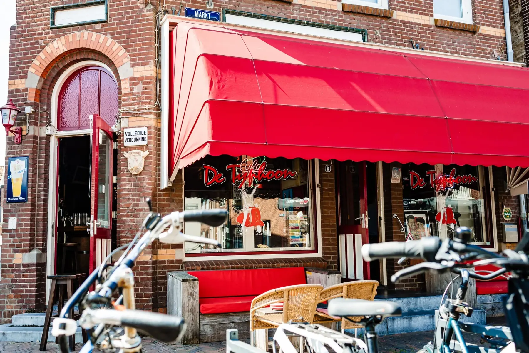 Café De Typhoon aan de Markt in Gennep met de rode luifel